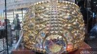Najmat Taiba terlihat seperti bukan cincin emas saja, melainkan semacam mahkota. Cincin ini memiliki berat 63,8 kg, dilapisi emas 21 karat dan dilapisi 615 batu Swarovski yang total beratnya 5,1 kg (Afif/detikTravel)