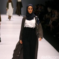 Koleksi brand Kami Idea kini mengusung tema Sadu di Jakarta Fashion Week 2017. Senayan City. Jakarta. [Foto: Mohammad Abduh/Wolipop]