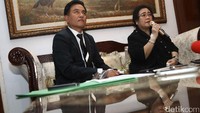 Rachmawati tampak didampingi oleh kuasa hukumnya Yusril Ihza Mahendra.