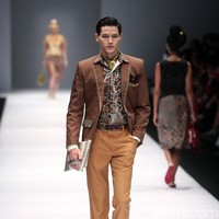 Koleksi Musa Widyatmodjo dengan mengusung tema Nasionalista di Jakarta Fashion Week 2017. Senayan City. Jakarta. [Foto: Mohammad Abduh/Wolipop]