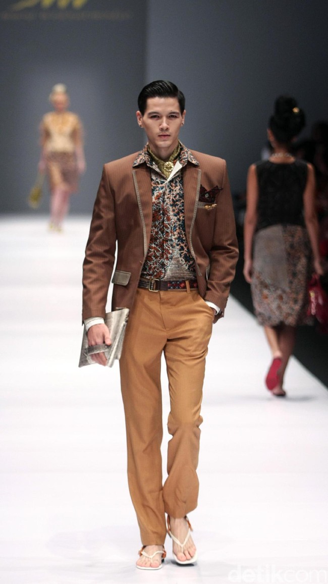 Koleksi Musa Widyatmodjo dengan mengusung tema Nasionalista di Jakarta Fashion Week 2017. Senayan City. Jakarta. [Foto: Mohammad Abduh/Wolipop]