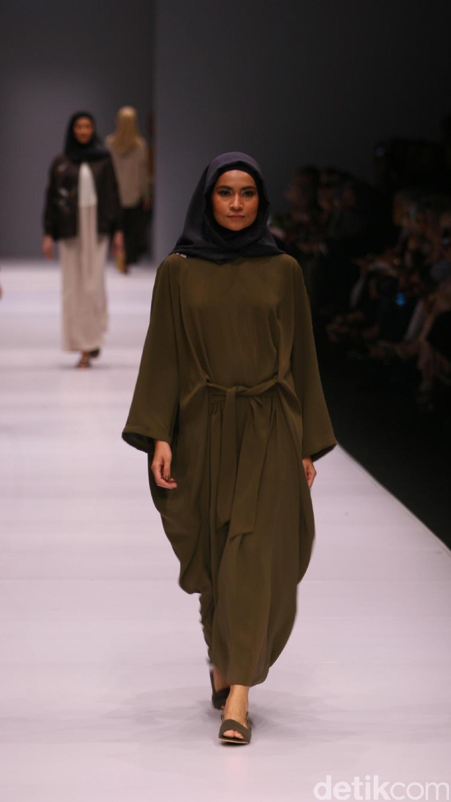 Koleksi brand Kami Idea kini mengusung tema Sadu di Jakarta Fashion Week 2017. Senayan City. Jakarta. [Foto: Mohammad Abduh/Wolipop]