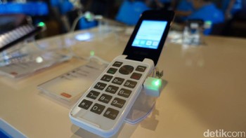 Bicara feature phone, Alcatel memperkenalkan 2051D dan 1054D. Ponsel 2051D punya layar 2,4 inch dan berdesain flip. Kameranya punya 2 MP, Bluetooth 2.4 dan FM Radio. Sementara 1054D punya layar 1,8 inch. Alcatel memberikannya kamera belakang dan Bluetooth 2.1. Foto: Adi Fida Rachman/detikINET