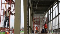 Sejumlah pekerja mempercepat pembangunan halte TransJakarta Ciledug-Tendean.