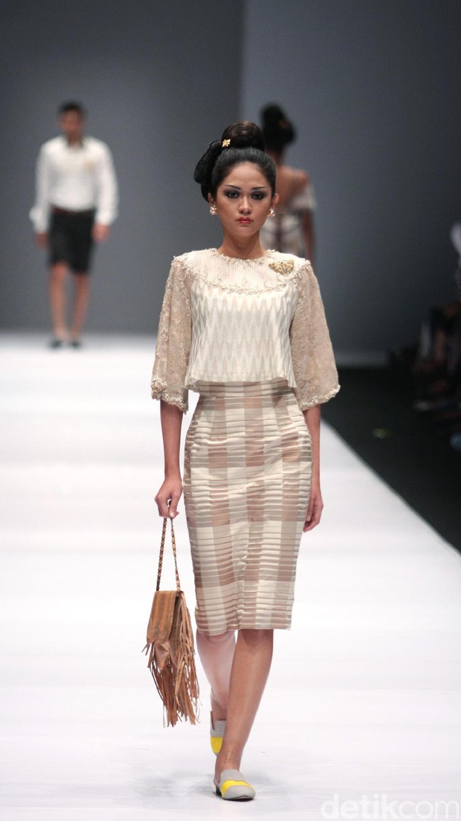 Koleksi Musa Widyatmodjo dengan mengusung tema Nasionalista di Jakarta Fashion Week 2017. Senayan City. Jakarta. [Foto: Mohammad Abduh/Wolipop]