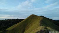 Di bukit pertama traveler sudah bisa melihat sunrise, jejeran Pulau Satu dan Pulau Dua. Tapi itu belum maksimal sebelum sampai di puncak (Bonauli/detikTravel)