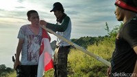 Di puncak Bukit Lukapan ada sebuah tiang bendera. Traveler bisa melakukan pengibaran bendera merah putih. Dijamin makin cinta Indonesia (Bonauli/det