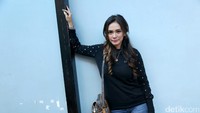 Pose wanita berusia 32 tahun itu saat bergaya di depan kamera. Pool/Palevi S/detikFoto.