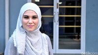 Ibu satu anak itu tampil dengan makeup natural dengan pulasan lipstik pink. Pool/Noel/detikFoto.