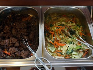 Menemukan Pho Halal dan Nasi Rendang Sedap di Hanoi