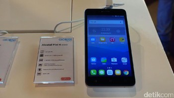 Beralih ke ponsel 8050D, memiliki bentangan layar 6 inch dan resolusi qHD. Dapur pacunya diserahkan pada prosesor quad core MTK 8321 berkecepatan 1,3 GHz. Foto: Adi Fida Rachman/detikINET