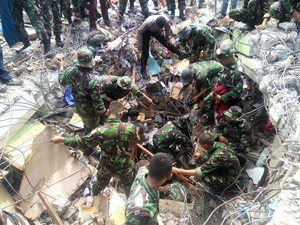 TNI AD Kerahkan Seribu Lebih Personel Bantu Korban Gempa Aceh