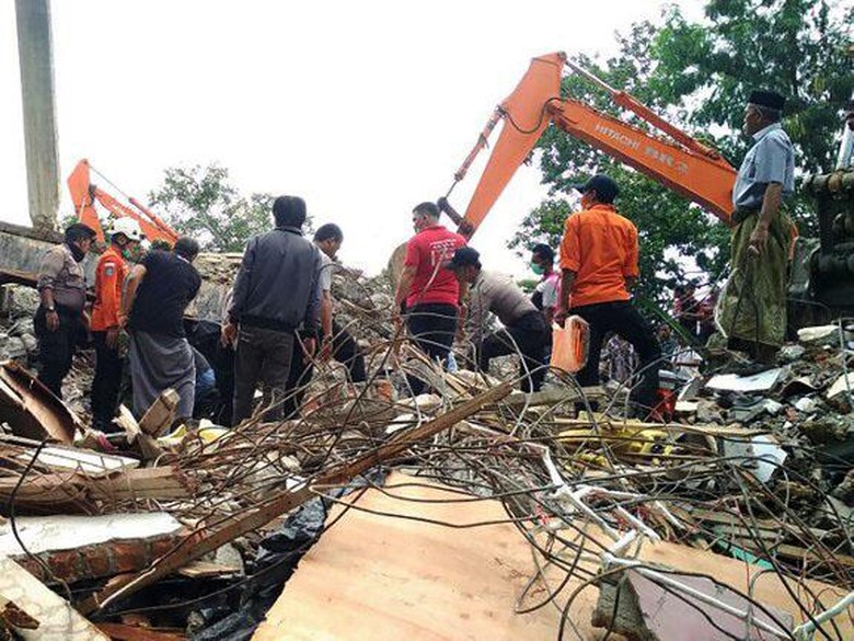 Tinjau Lokasi Gempa, Kapolda Aceh: Yang Terparah di Ulee Glee dan Meureudu Tinjau Lokasi Gempa, Kapolda Aceh: Yang Terparah di Ulee Glee dan Meureudu