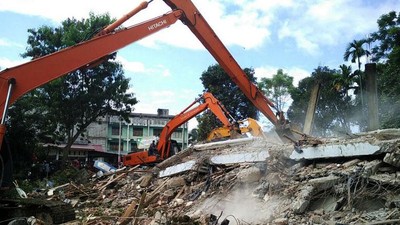 Pencarian Korban Gempa di Aceh