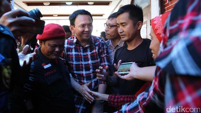 Ahok Sapa Pendukung di Rumah Lembang