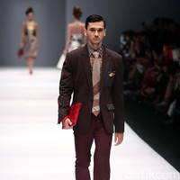Koleksi Musa Widyatmodjo dengan mengusung tema Nasionalista di Jakarta Fashion Week 2017. Senayan City. Jakarta. [Foto: Mohammad Abduh/Wolipop]