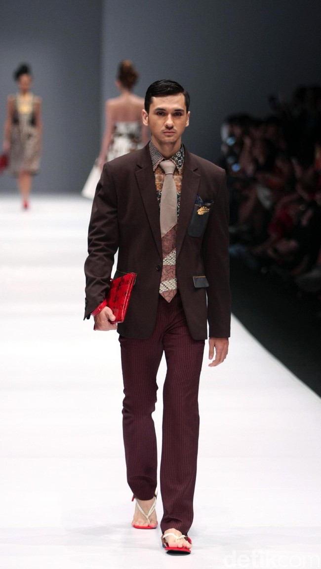 Koleksi Musa Widyatmodjo dengan mengusung tema Nasionalista di Jakarta Fashion Week 2017. Senayan City. Jakarta. [Foto: Mohammad Abduh/Wolipop]