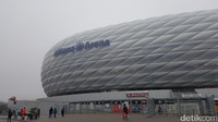 Allianz Arena dibuka sejak tahun 2005, setelah dibangun dengan ongkos 340 juta Euro (Rp 4,8 triliun). Dindingnya adalah plastik berisi udara dengan lampu LED sehingga bisa berubah warna (Fitraya/detikTravel)