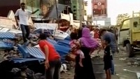 Warga berkerumun di sekitar bangunan yang ambruk. Metro TV/ Reuters TV/detikFoto.
