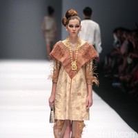 Koleksi Musa Widyatmodjo dengan mengusung tema Nasionalista di Jakarta Fashion Week 2017. Senayan City. Jakarta. [Foto: Mohammad Abduh/Wolipop]