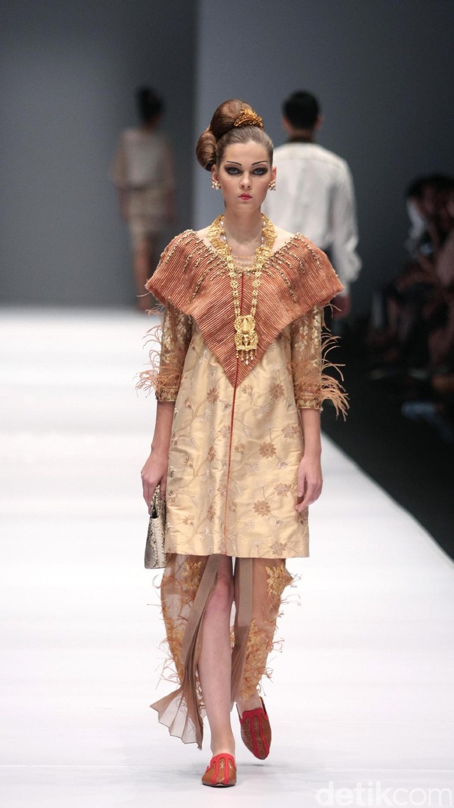 Koleksi Musa Widyatmodjo dengan mengusung tema Nasionalista di Jakarta Fashion Week 2017. Senayan City. Jakarta. [Foto: Mohammad Abduh/Wolipop]