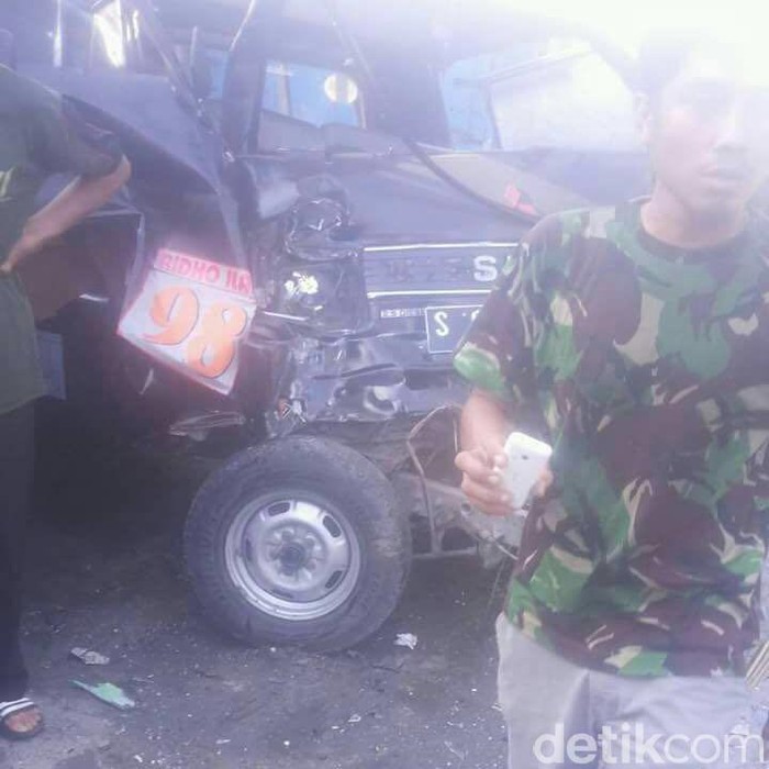 Tabrakan Beruntun Libatkan Enam Kendaraan Terjadi di Lamongan