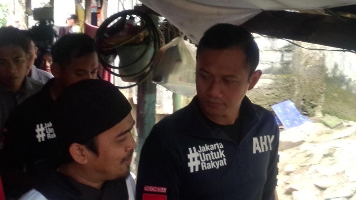 Saat Agus Yudhoyono Dialog dengan Warga Sambil Makan Kerak Telor
