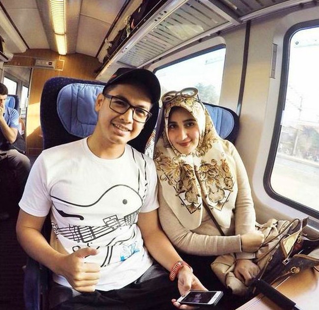 Orangtua Tania Nadira menentang keras saat Tommy Kurniawan menikahinya pada 11 Maret 2011. Pernikahan pun berlangsung sederhana di Masjid Jati Asih, Bekasi. Rumah tangga yang dibina selama enam tahun itu menghasilkan dua anak. Keduanya bercerai pada 2017. Kini baik Tommy maupun Tania telah menikah lagi dan membina keluarga baru. Foto: Instagram