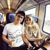 Orangtua Tania Nadira menentang keras saat Tommy Kurniawan menikahinya pada 11 Maret 2011. Pernikahan pun berlangsung sederhana di Masjid Jati Asih, Bekasi. Rumah tangga yang dibina selama enam tahun itu menghasilkan dua anak. Keduanya bercerai pada 2017. Kini baik Tommy maupun Tania telah menikah lagi dan membina keluarga baru. Foto: Instagram