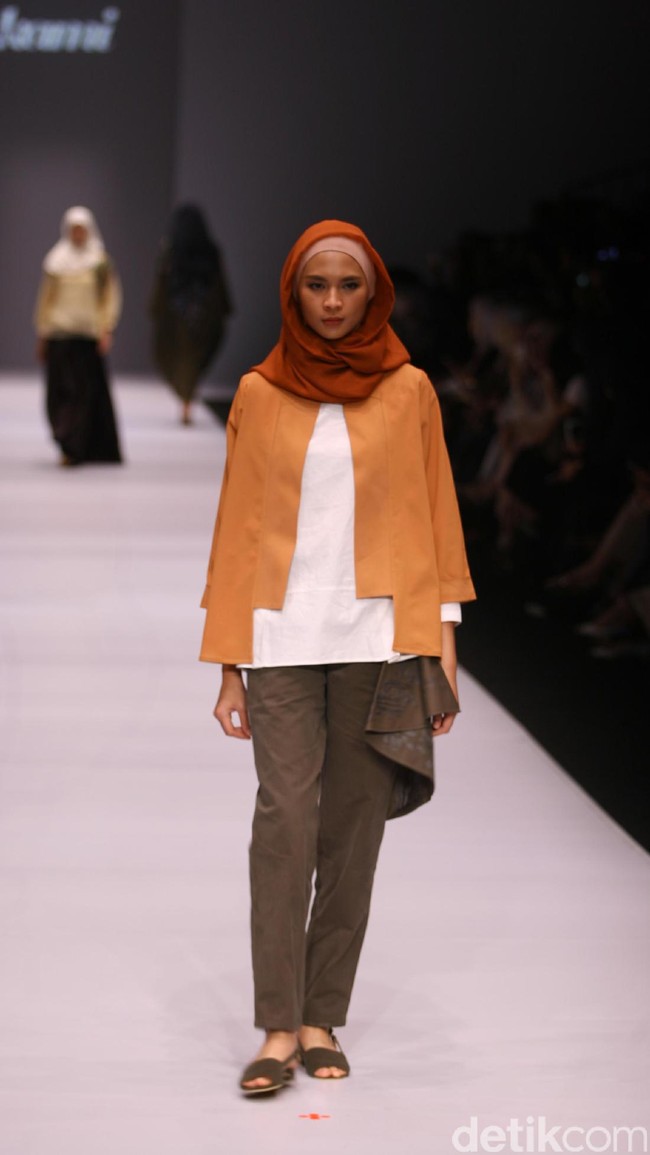 Koleksi brand Kami Idea kini mengusung tema Sadu di Jakarta Fashion Week 2017. Senayan City. Jakarta. [Foto: Mohammad Abduh/Wolipop]
