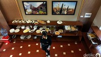 Hampir semua masakan yang disajikan bercita rasa khas Indonesia yang kaya akan rempah.