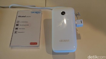 Alcatel turut menyematkan RAM 1 GB dan ruang penyimpanan internal 8 GB. Kameranya sendiri 5 MP di depan dan 8 MP di bagian belakang. Foto: Adi Fida Rachman/detikINET