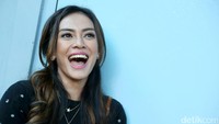 Happy-nya janda satu anak itu. Pool/Palevi S/detikFoto.