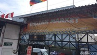 Bagian depan Pasar Inka. Nah asyiknya, traveler bisa melakukan tawar-menawar saat belanja di sini. Seru kan? (Angga/detikTravel)