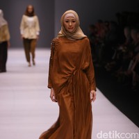Koleksi brand Kami Idea kini mengusung tema Sadu di Jakarta Fashion Week 2017. Senayan City. Jakarta. [Foto: Mohammad Abduh/Wolipop]