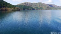 Danau Ashi menyimpan legenda Kuzuryu atau naga berkepala sembilan. Konon, dahulu kala naga tersebut pernah tinggal di Danau Ashi. Setiap bulan Juli, naga muncul dari danau disertai hujan badai dan bencana bagi penduduk sekitar (Kurnia/detikTravel)