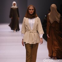 Koleksi brand Kami Idea kini mengusung tema Sadu di Jakarta Fashion Week 2017. Senayan City. Jakarta. [Foto: Mohammad Abduh/Wolipop]