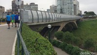 Foto: Tak jauh dari jembatan di sekitar Love Park, masih di kawasan Taman El Malecon, biasanya tiap pagi ramai pengunjung. Warga dan turis banyak yang berdatangan untuk jogging (Angga/detikTravel)