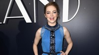Aktris berusia 28 tahun itu terlihat memesona dengan dress biru menerawang. Kevin Winter/Getty Images/detikFoto.
