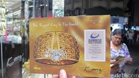 Kanz Tower pun menyediakan kartu pos unik. Bergambar cincin emas terbesar di dunia sekaligus ada informasi detil tentangnya (Afif/detikTravel)