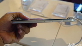 Ponsel 5010D punya spesifikasi layar 5 inch FWVGA dengan resolusi 854×480 pixels. Jeroannyan sendiri terdiri dari prosesor Quad Core MTK6580M 1.3 GHz dan RAM 1 GB. Foto: Adi Fida Rachman/detikINET