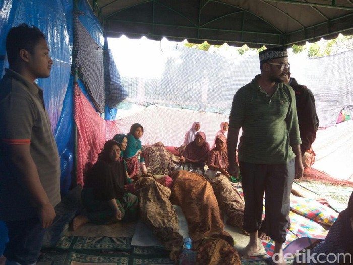 Rumahnya Hancur, 10 Jenazah Warga Pidie Jaya Disemayamkan di Meunasah