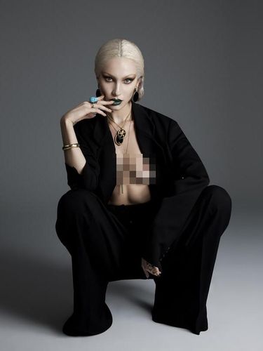 Bella Hadid Tampil <i>Topless</i> di Majalah Paper