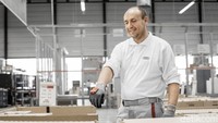 Sarung tangan canggih yang dinamai Mark itu dibuat oleh ProGlove. Sarung tangan menggantikan peran scanner barcode. Pekerja pun bisa mengurangi gerakan tangan selama di pabrik dan lebih simpel. Foto: Audi