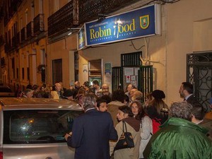 Di Restoran Ini Pengunjung Kaya Traktir Makan Pengunjung yang Miskin