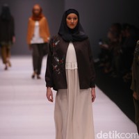 Koleksi brand Kami Idea kini mengusung tema Sadu di Jakarta Fashion Week 2017. Senayan City. Jakarta. [Foto: Mohammad Abduh/Wolipop]