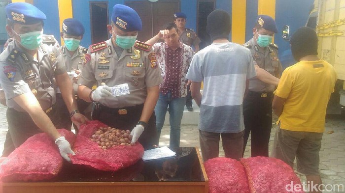 Polair Polda Riau Gagalkan Penyelundupan 15 Ton Bawang Merah dari India