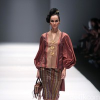 Koleksi Musa Widyatmodjo dengan mengusung tema Nasionalista di Jakarta Fashion Week 2017. Senayan City. Jakarta. [Foto: Mohammad Abduh/Wolipop]