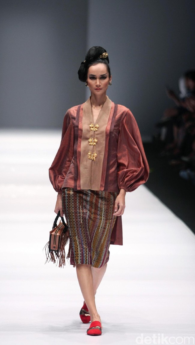 Koleksi Musa Widyatmodjo dengan mengusung tema Nasionalista di Jakarta Fashion Week 2017. Senayan City. Jakarta. [Foto: Mohammad Abduh/Wolipop]