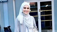 Penampilannya mengenakan busana berwarna biru dan abu-abu membuat kita betah memandangnya. Pool/Noel/detikFoto.
